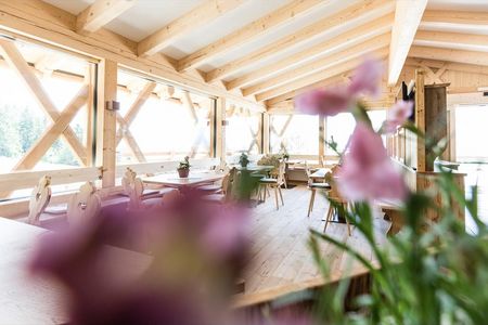 Der Ahner Berghof in Rodeneck laedt nicht nur zur Einkehr ein