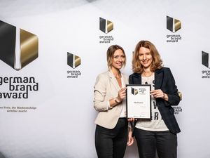 Anja Schimmelpfennig Head of Marketing EMEA von MEDISANA und Ricarda Domnik, Marketing Managerin nehmen den Preis German Brand Award 2019 in Berlin in Empfang Anja Schimmelpfennig Head of Marketing EMEA von MEDISANA und Ricarda Domnik, Marketing Managerin nehmen den Preis German Brand Award 2019 in Berlin in Empfang