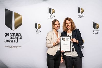 Anja Schimmelpfennig Head of Marketing EMEA von MEDISANA und Ricarda Domnik, Marketing Managerin nehmen den Preis German Brand Award 2019 in Berlin in Empfang