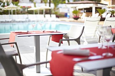Dinner mit Poolblick – Zeit zu zweit genießen Paare im Adults Only Grupotel Acapulco Playa dank stylischer Suiten, Spa und direktem Strandzugang
