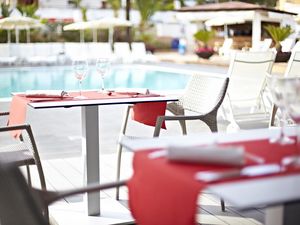 Dinner mit Poolblick – Zeit zu zweit genießen Paare im Adults Only Grupotel Acapulco Playa dank stylischer Suiten, Spa und direktem Strandzugang