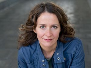 Nicht Floriane Kleinpaß wird die Kampfpilotin spielen, sondern die Gastschauspielerin Sabine Osthoff hat jetzt diese Rolle uebernommen