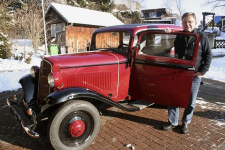 Herbert Ring vor seiner Opel P4 Spezial-Limousine, hr4-Oldtimer des Monats