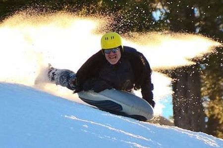 Airboarding garantiert Spaß in jedem Alter – moeglich zum Beispiel in Immenstadt, in der Naehe des Hotels Allgaeu Sonne in Oberstaufen