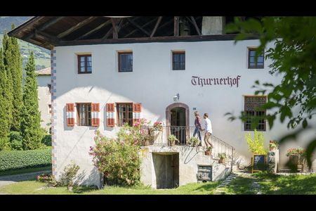 Der Thurnerhof, eines der ältesten Gasthäuser der Südtiroler Gemeinde und Teil der Anlage von Schloss Schenna, ist seit 1852 in Besitz der gräflichen Familie