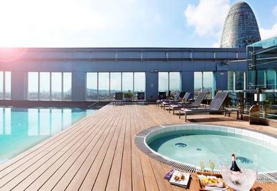 Von der Dachterrasse mit Pool und Jacuzzi im 19. Stock des Novotel Barcelona City erleben Gaeste prominente Blicke auf die katalanische Metropole