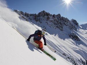 Hänge voller Pulverschnee finden Freerider in der Axamer Lizum, aufgrund ihrer Höhenlage extrem schneesicher. Unweit vom aDLERS Lifestyle-Hotel Innsbruck starten täglich Gratis-Skibusse in die Tiroler Freeride-Area Hänge voller Pulverschnee finden Freerider in der Axamer Lizum, aufgrund ihrer Höhenlage extrem schneesicher. Unweit vom aDLERS Lifestyle-Hotel Innsbruck starten täglich Gratis-Skibusse in die Tiroler Freeride-Area