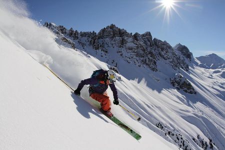 Hänge voller Pulverschnee finden Freerider in der Axamer Lizum, aufgrund ihrer Höhenlage extrem schneesicher. Unweit vom aDLERS Lifestyle-Hotel Innsbruck starten täglich Gratis-Skibusse in die Tiroler Freeride-Area