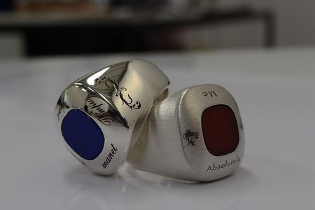 Der Unternehmensring im Corporate Design. Der Fußballring in den Farben des Bundesliga-Vereins. Der Familienring mit buntem Wappen. Je näher die Optik einer Gravur dem Original-Motiv kommt, desto mehr ist der Ring Ausdruck der Zugehörigkeit. Und warum sollte das Vereinslogo bunt, der dazugehörige Ring aber nur edelmetallen oder maximal geschwärzt in den Gravuren sein? Daher bietet der Webshop Silingo jetzt neu die Möglichkeit, inverse und normale Gravuren entsprechend der Motiv-Vorlage farblich zu gestalten.