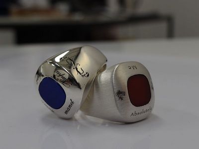 Der Unternehmensring im Corporate Design. Der Fußballring in den Farben des Bundesliga-Vereins. Der Familienring mit buntem Wappen. Je näher die Optik einer Gravur dem Original-Motiv kommt, desto mehr ist der Ring Ausdruck der Zugehörigkeit. Und warum sollte das Vereinslogo bunt, der dazugehörige Ring aber nur edelmetallen oder maximal geschwärzt in den Gravuren sein? Daher bietet der Webshop Silingo jetzt neu die Möglichkeit, inverse und normale Gravuren entsprechend der Motiv-Vorlage farblich zu gestalten.