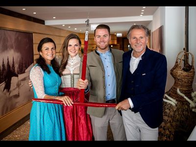 Jungbrunn-Hotelchef Marcel Gutheinz (3. v. l.) führt seit 2017 mit Unterstützung seiner Eltern Ulrika und Markus sowie Schwester Vivana (2. v. l.) erfolgreich den selbst ernannten Gutzeitort in Tirol