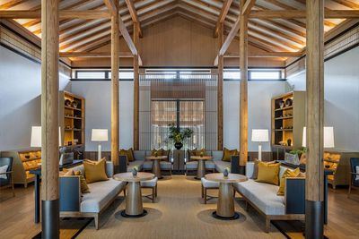 Einfachheit und Raffinesse treffen auf modernsten Luxus auf Japans Insel Honshu – inmitten authentischer Kunstwerke und Möbelstücke aus dem alten Kyoto finden sich Gäste des ROKU KYOTO, LXR Hotels & Resorts wieder