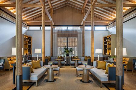 Einfachheit und Raffinesse treffen auf modernsten Luxus auf Japans Insel Honshu – inmitten authentischer Kunstwerke und Möbelstücke aus dem alten Kyoto finden sich Gäste des ROKU KYOTO, LXR Hotels & Resorts wieder