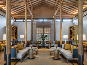 Einfachheit und Raffinesse treffen auf modernsten Luxus auf Japans Insel Honshu – inmitten authentischer Kunstwerke und Möbelstücke aus dem alten Kyoto finden sich Gäste des ROKU KYOTO, LXR Hotels & Resorts wieder Einfachheit und Raffinesse treffen auf modernsten Luxus auf Japans Insel Honshu – inmitten authentischer Kunstwerke und Möbelstücke aus dem alten Kyoto finden sich Gäste des ROKU KYOTO, LXR Hotels & Resorts wieder