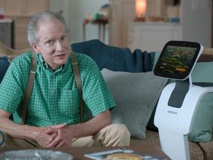 In Zukunft werden Gesundheitsroboter, wie der von Medisana Standart in unserm Zuhause als Pflegehelfer