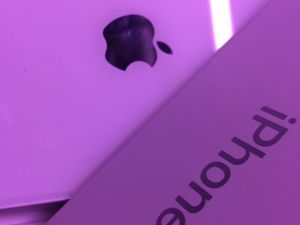Auf dem Weg in eine Ueberwachungsgesellschaft, Sprachassistenten sind potentielle Heimspione, aber auch Mobiltelefone ueberwachen uns Auf dem Weg in eine Ueberwachungsgesellschaft, Sprachassistenten sind potentielle Heimspione, aber auch Mobiltelefone ueberwachen uns