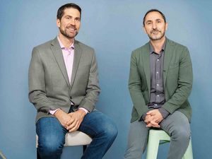 Es ist kaum mehr moeglich, saemtliche Agenturen aufzuzaehlen, die Accenture Interactive in den vergangenen Jahren aufgekauft hat. Brian Whipple, CEO von Accenture Interactive und David Droga