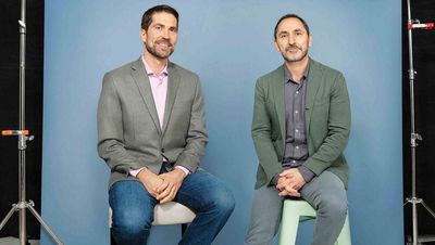 Es ist kaum mehr moeglich, saemtliche Agenturen aufzuzaehlen, die Accenture Interactive in den vergangenen Jahren aufgekauft hat. Brian Whipple, CEO von Accenture Interactive und David Droga