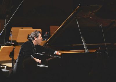 Der türkische Pianist und Komponist Fazıl Say hat bereits Anfang November in zwei ausverkauften Konzerten im hr-Sendesaal das Publikum begeistert. Als „Artist in Residence“ des hr-Sinfonieorchesters spielt er am Donnerstag, 17., und Freitag, 18. Januar 2013, in der Alten Oper Frankfurt zwei bedeutende Werke der Musikgeschichte