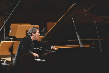 Der türkische Pianist und Komponist Fazıl Say hat bereits Anfang November in zwei ausverkauften Konzerten im hr-Sendesaal das Publikum begeistert. Als „Artist in Residence“ des hr-Sinfonieorchesters spielt er am Donnerstag, 17., und Freitag, 18. Januar 2013, in der Alten Oper Frankfurt zwei bedeutende Werke der Musikgeschichte