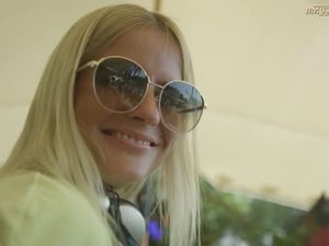Die international erfolgreiche, deutsche DJane und LOVRA ist ein Ueberflieger Die international erfolgreiche, deutsche DJane und LOVRA ist ein Ueberflieger