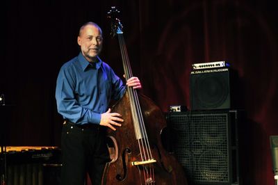 Dave Holland ist ein englischer Jazz-Bassist und mehrfacher Grammy-Gewinner