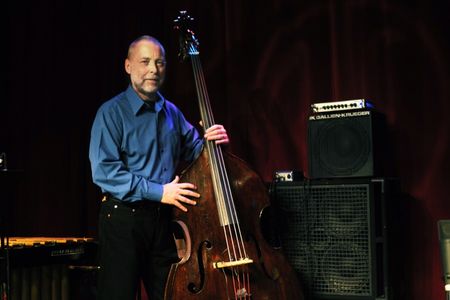 Dave Holland ist ein englischer Jazz-Bassist und mehrfacher Grammy-Gewinner
