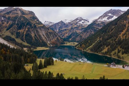 Namensgeber für die neuesten Juniorsuiten des Tiroler Hotel Jungbrunn ist der 1.165 Meter hoch gelegene Vilsalpsee, der Besucher im Herbst mit Indian-Summer-Feeling beglückt