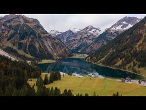 Namensgeber für die neuesten Juniorsuiten des Tiroler Hotel Jungbrunn ist der 1.165 Meter hoch gelegene Vilsalpsee, der Besucher im Herbst mit Indian-Summer-Feeling beglückt Namensgeber für die neuesten Juniorsuiten des Tiroler Hotel Jungbrunn ist der 1.165 Meter hoch gelegene Vilsalpsee, der Besucher im Herbst mit Indian-Summer-Feeling beglückt