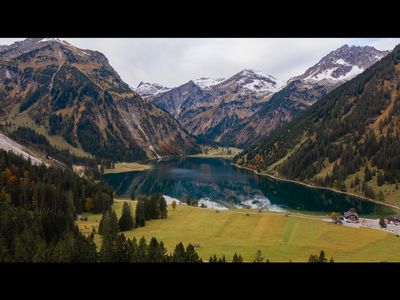 Namensgeber für die neuesten Juniorsuiten des Tiroler Hotel Jungbrunn ist der 1.165 Meter hoch gelegene Vilsalpsee, der Besucher im Herbst mit Indian-Summer-Feeling beglückt