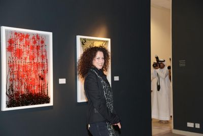 Gila Abutalebi vor ihren Werken in Sharjah auf dem 16. Islamic Arts Festival.
