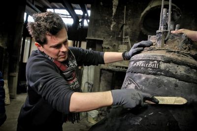 In beiden Weltkriegen wurden über 150.000 Glocken eingeschmolzen, um Metall für die Waffenproduktion zu gewinnen, daran will der Musiker Michael Patrick Kelly erinnern