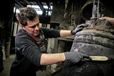 In beiden Weltkriegen wurden über 150.000 Glocken eingeschmolzen, um Metall für die Waffenproduktion zu gewinnen, daran will der Musiker Michael Patrick Kelly erinnern