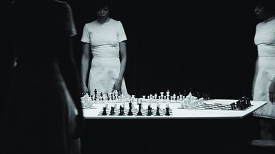 Lorna Simpson, Chess Schach Filmstill, 2013, Musik und Performance Jason Moran, courtesy the artist; Salon 94, New York, und Galerie Nathalie Obadia, Paris, Bruessel