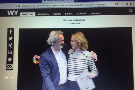 Laudator Matthias Dang gratuliert Julia Jaekel, Media-Persoenlichkeit des Jahres