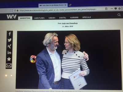 Laudator Matthias Dang gratuliert Julia Jaekel, Media-Persoenlichkeit des Jahres