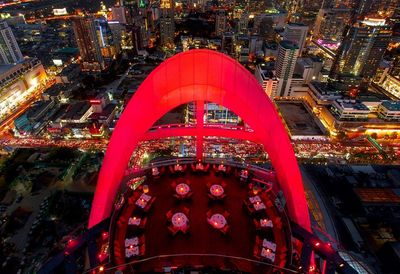 Die Red Sky Bar mit Blick über Bangkoks Straßen liegt nur ein paar Stockwerke über dem Centara Grand at CentralWorld in der thailändischen Hauptstadt