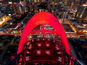 Die Red Sky Bar mit Blick über Bangkoks Straßen liegt nur ein paar Stockwerke über dem Centara Grand at CentralWorld in der thailändischen Hauptstadt Die Red Sky Bar mit Blick über Bangkoks Straßen liegt nur ein paar Stockwerke über dem Centara Grand at CentralWorld in der thailändischen Hauptstadt