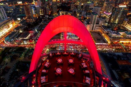 Die Red Sky Bar mit Blick über Bangkoks Straßen liegt nur ein paar Stockwerke über dem Centara Grand at CentralWorld in der thailändischen Hauptstadt