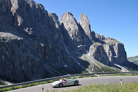 Reisen Schenna Oldtimer vor Bergpanorama