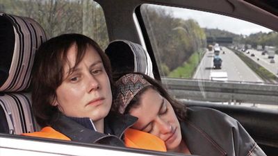 Szenenfoto aus dem Spielfilm Leitpfosten von Manuel Gerber mit Eva Löbau als Inga (links) und Esther Zimmering als Rita. Foto: hr/Manuel Gerber
