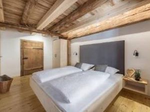 Die jahrhundertealte Tuer und das Deckengebaelk wurden auf dem Hofer-Hof bei Brixen in Suedtirol bewusst in Szene gesetzt Die jahrhundertealte Tuer und das Deckengebaelk wurden auf dem Hofer-Hof bei Brixen in Suedtirol bewusst in Szene gesetzt