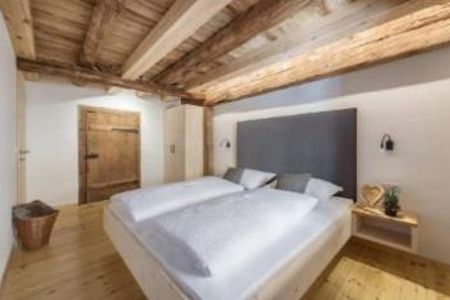 Die jahrhundertealte Tuer und das Deckengebaelk wurden auf dem Hofer-Hof bei Brixen in Suedtirol  bewusst in Szene gesetzt