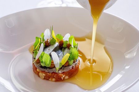 Nachwuchstalent Marco Campanella serviert als Küchenchef des Tessiner Restaurants La Brezza ein mediterranes Tomatentartar