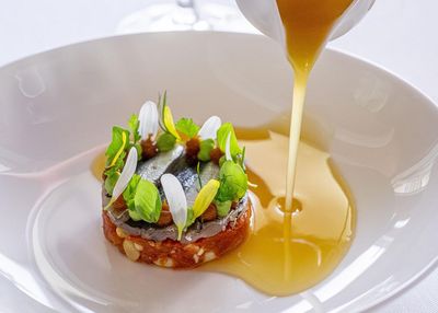 Nachwuchstalent Marco Campanella serviert als Küchenchef des Tessiner Restaurants La Brezza ein mediterranes Tomatentartar