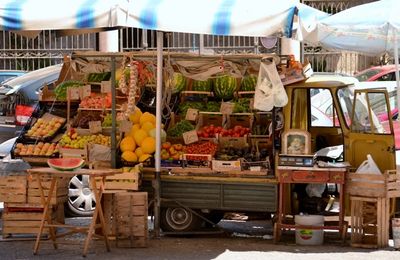 Essen und Trinken Streifzug durch Sizilien Wagen mit Obst Essen und Trinken Streifzug durch Sizilien Wagen mit Obst