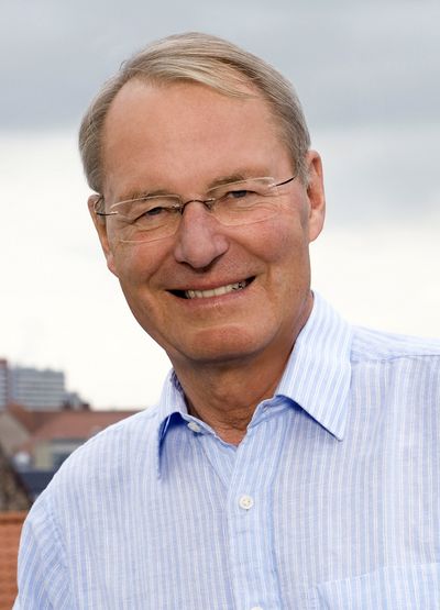 Den luxemburgischen Premier und früheren Chef der Euro-Gruppe, Jean-Claude Juncker, bezeichnet er woertlich als Luegner. Hans-Olaf Henkel