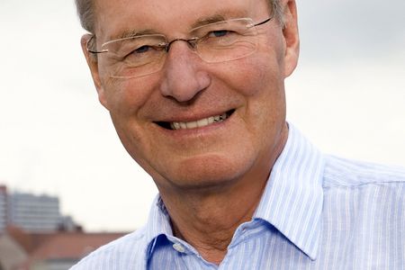 Den luxemburgischen Premier und früheren Chef der Euro-Gruppe, Jean-Claude Juncker, bezeichnet er woertlich als Luegner. Hans-Olaf Henkel