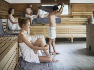 Die Aufgüsse in der großen, finnischen Außensauna der Therme Meran macht Bereichsleiter Christian Pixner oft höchstpersönlich Die Aufgüsse in der großen, finnischen Außensauna der Therme Meran macht Bereichsleiter Christian Pixner oft höchstpersönlich