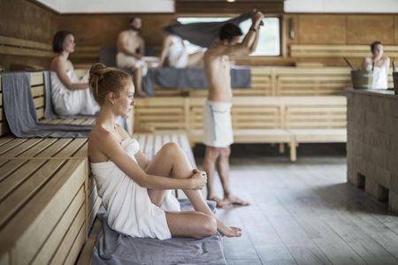 Die Aufgüsse in der großen, finnischen Außensauna der Therme Meran macht Bereichsleiter Christian Pixner oft höchstpersönlich